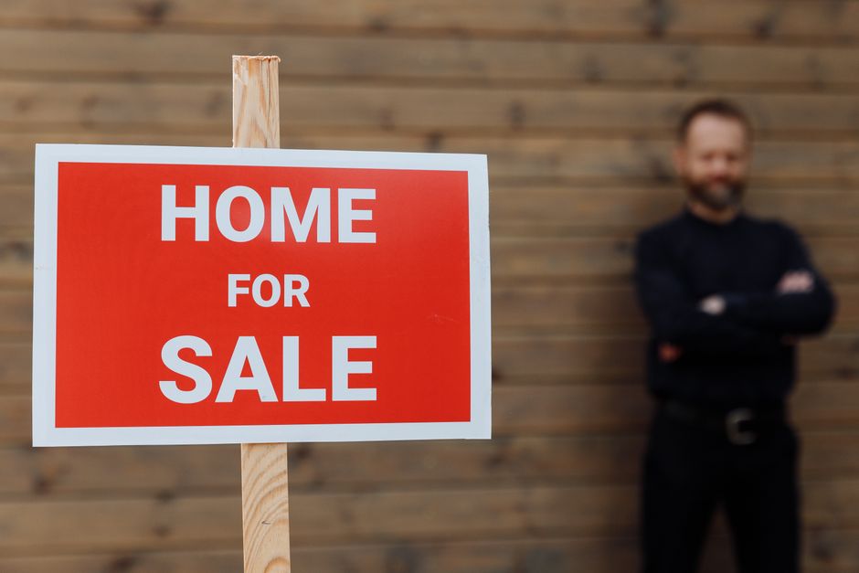 Full Service, Lower Fees: A Home Seller's Guide to Discount Realtors on the New Orleans Northshore 4 Beautiful Southern-style home with a porch and a 'For Sale' sign in the manicured front yard on a bright, sunny day, repre...